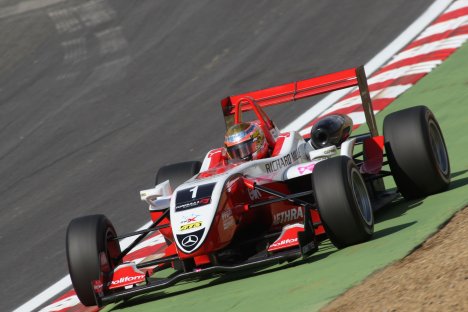Jules Bianchi udnytter hele banen i kampen om mesterskabet